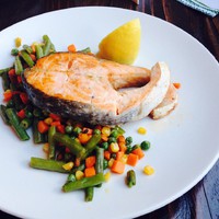 стейк з лосося на подушці з овочевого сотте